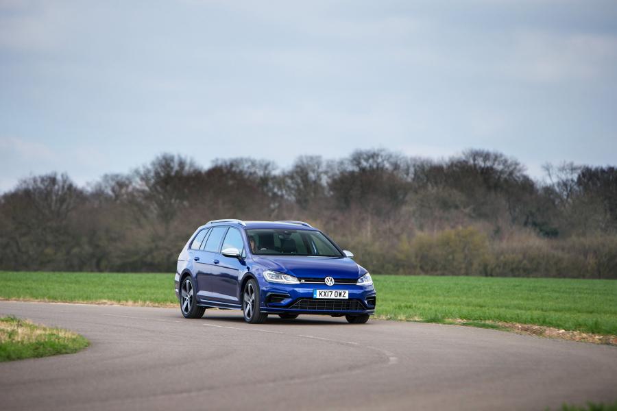  Volkswagen Golf R Estate 2017 года  (UK) (фото 19 из 31)